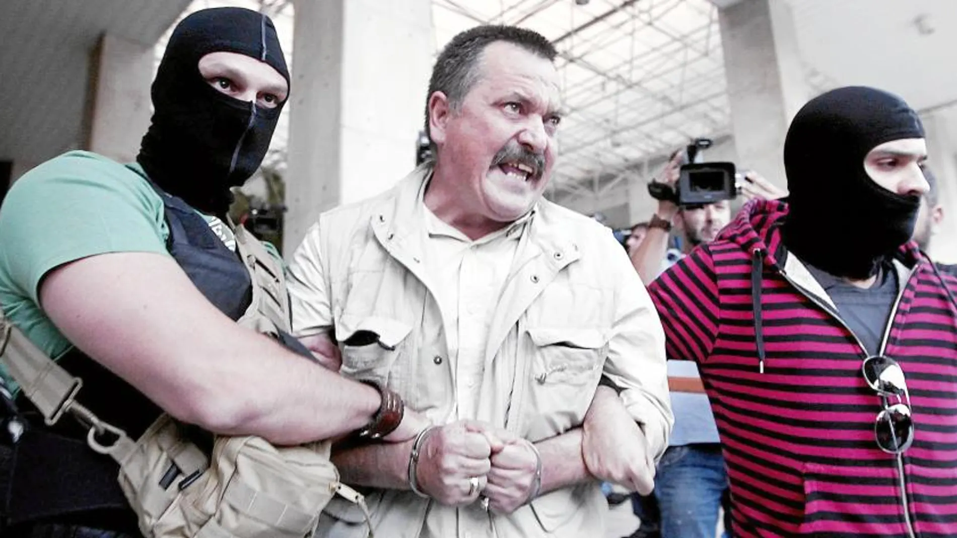 Christos Pappas, «número dos» de Amanecer Dorado, a su salida de la sede policial de Atenas
