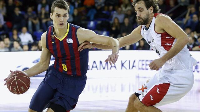 El croata Mario Hezonja, del FC Barcelona avanza ante la oposición de Roger Grimau, de La Bruixa d'Or Manres El croata Mario Hezonja, del FC Barcelona avanza ante la oposición de Roger Grimau, de La Bruixa d'Or Manres