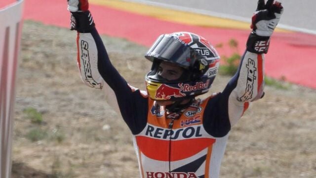El piloto español Marc Márquez celebra su victoria en la carrera final de MotoGP en el Gran Premio de Aragón de motociclismo que se ha celebrado hoy en el circuito de Motorland en Alcañiz