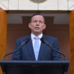 El primer ministro australiano, Tony Abbott, se dirige a los medios tras el fin del secuestro hoy en Sidney.