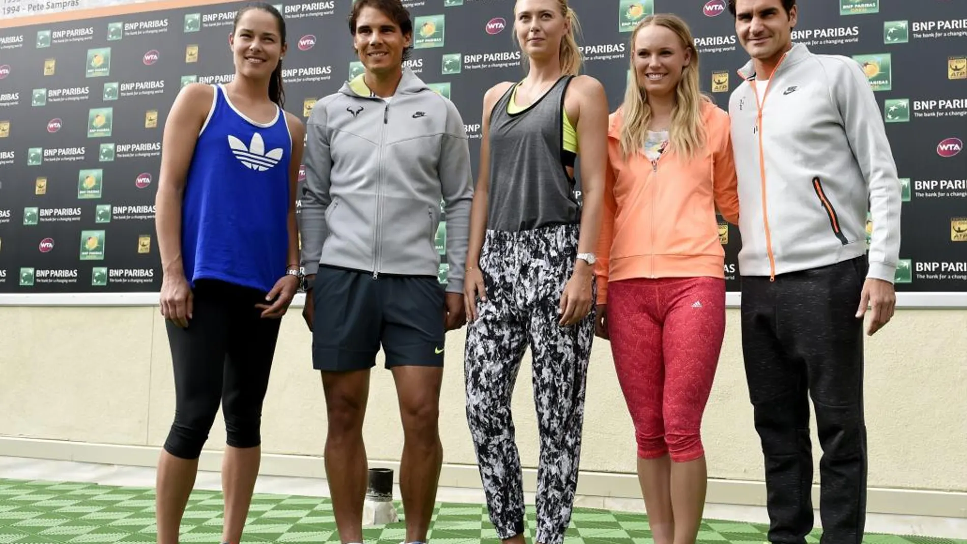 (i-d) Ana Ivanovic de Serbia, Rafael Nadal de España, Maria Sharapova de Rusia, Caroline Wozniacki de Dinamarca y Roger Federer de Suiza posan el miércoles pasado, durante una actividad con medios de comunicación en el Torneo de Indian Wells (CA, EE.UU.).