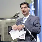  El jefe de Gabinete argentino rompe un periódico ante los medios