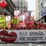 Vista de la cabecera de la Marcha por la Vida celebrada hoy en Madrid.