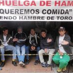 Los ocho novilleros, en las puertas de la plaza de toros de Bogotá