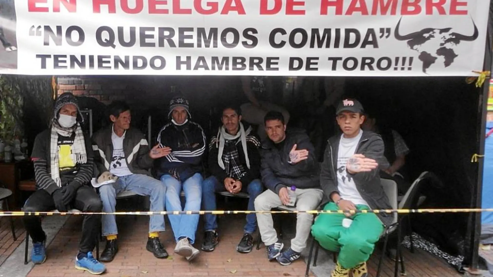 Los ocho novilleros, en las puertas de la plaza de toros de Bogotá