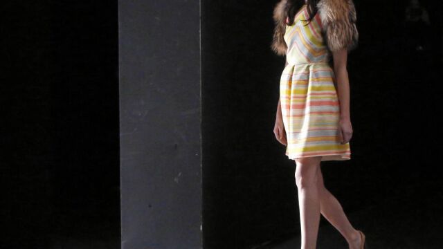Un mar de lentejuelas en espiga conforma este vestido multicolor enriquecido con unas hombreras de piel de mapache.