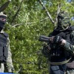Milicianos prorrusos en un punto de control en Donetsk.