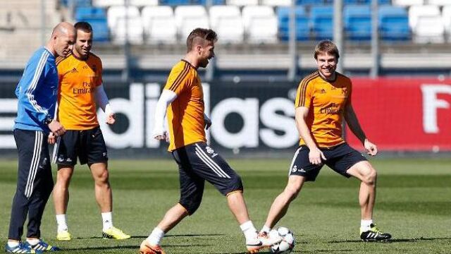Los suplentes y ausentes en La Rosaleda ayer se ejercitaron esta mañana sobre el césped; los titulares, en el gimnasio