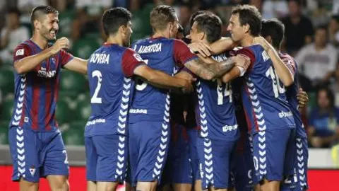 Los jugadores del Eibar celebrando un tanto.