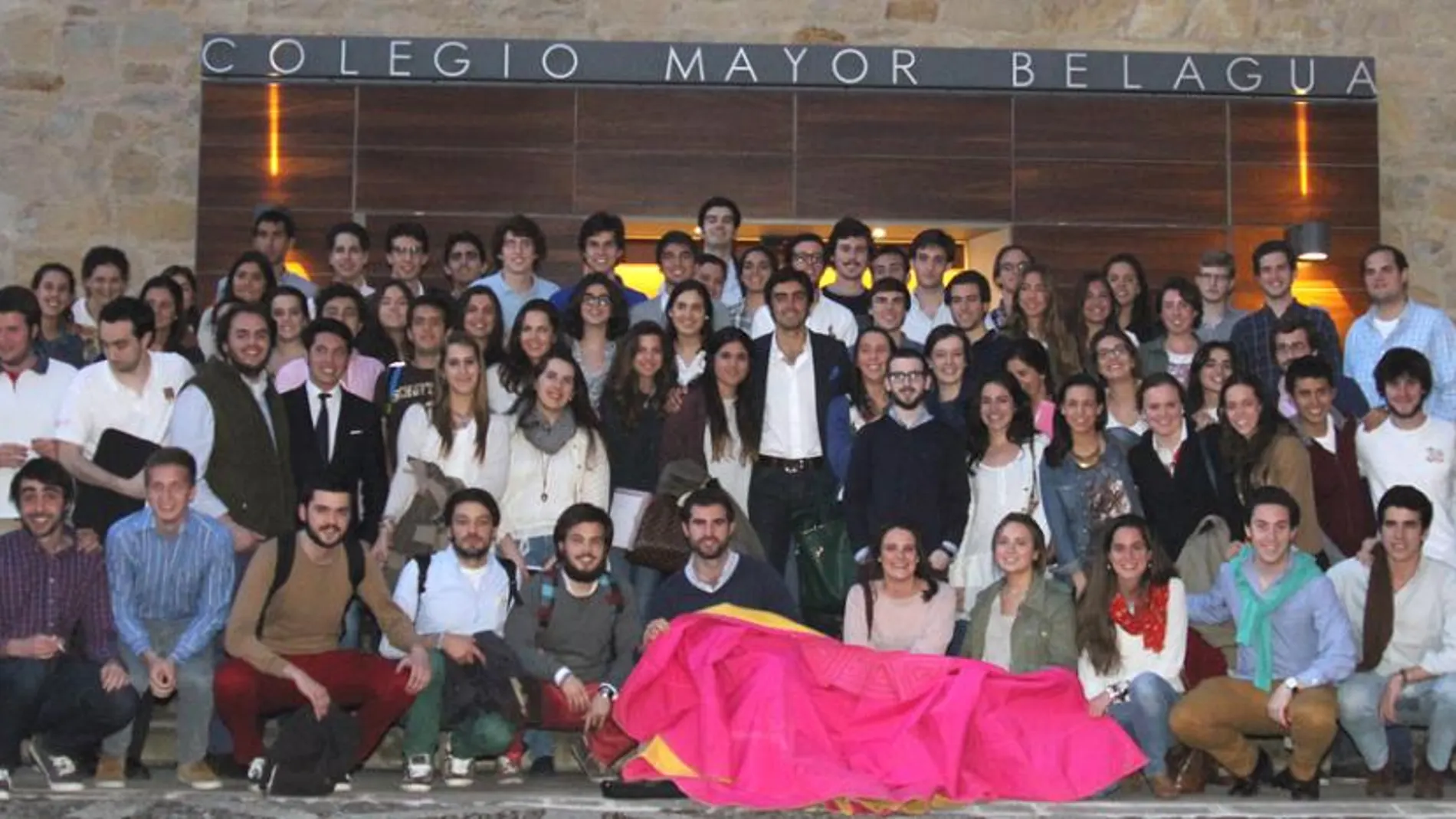 Miguel Ángel Perera con los alumnos de la Universidad de Navarra