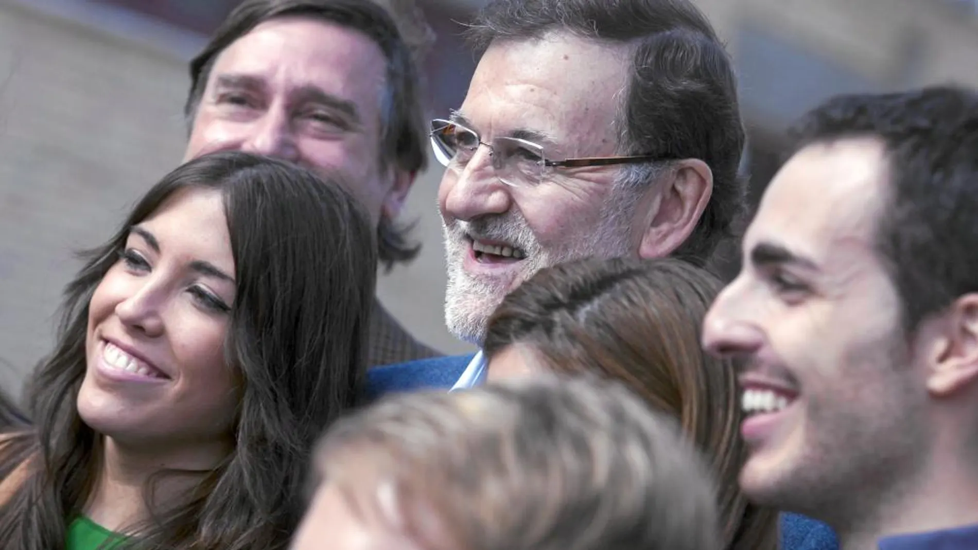 Rajoy, ayer, rodeado de jóvenes, a su llegada al colegio electoral Bernadette de Aravaca (Madrid), donde ejerció su derecho al voto