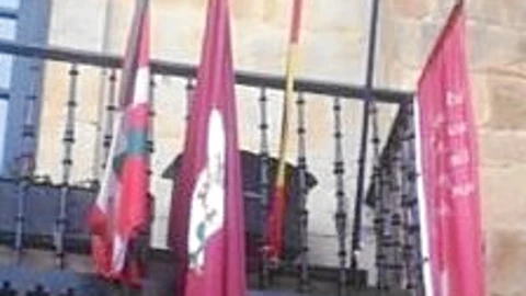 El Ayuntamiento de Elorrio con las banderas arrancadas