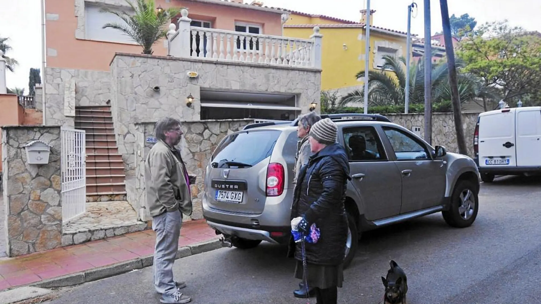 El dueño del inmueble asaltado, Óscar Labie, hablando ayer con unos vecinos frente a su casa