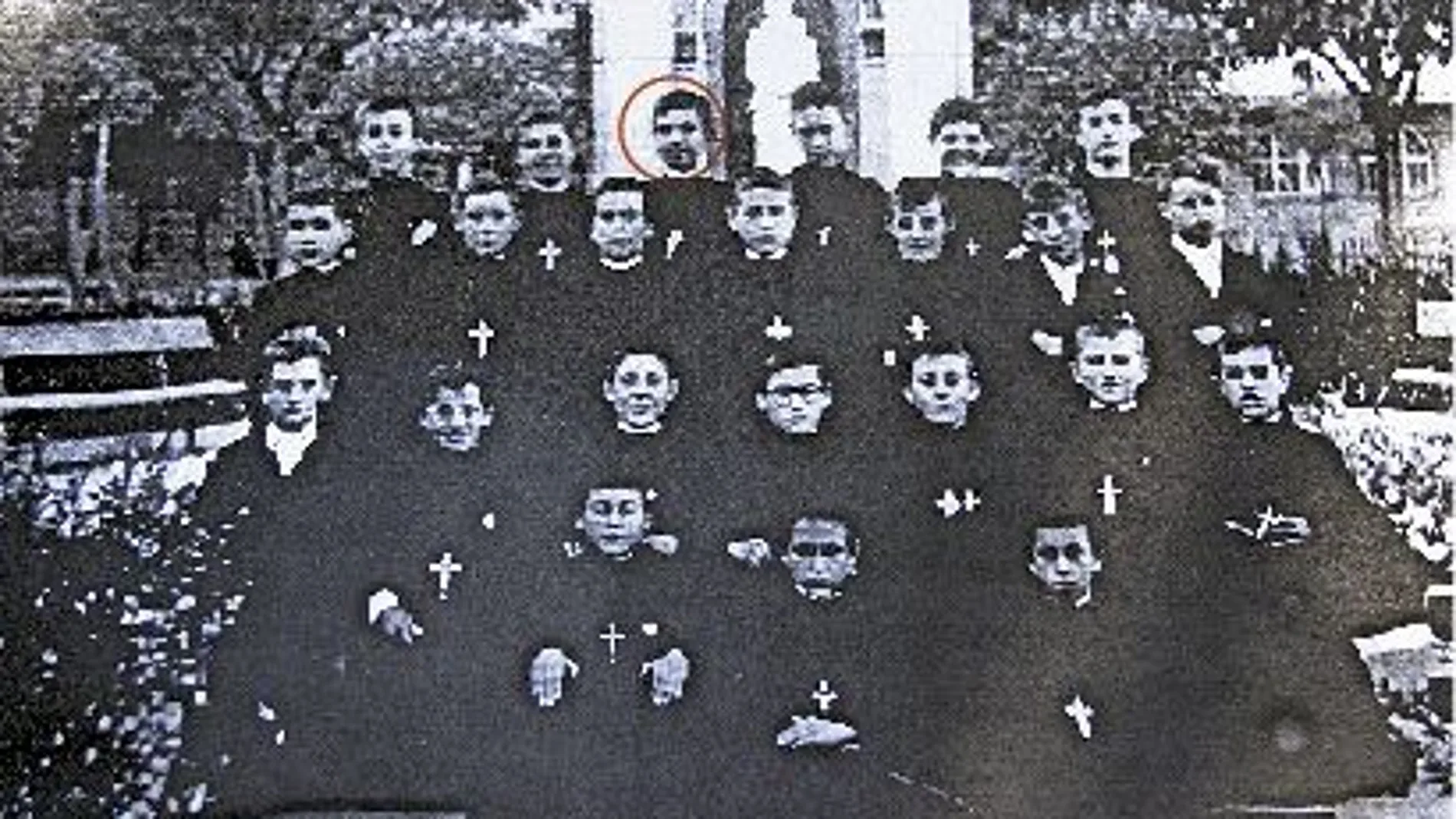 Pajares se marchó a Madrid con 12 años para estudiar en el seminario (en la imagen, junto a otros seminaristas).