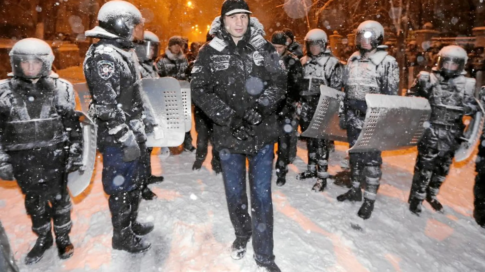El líder opositor ucraniano, Vitali Klitschko, rodeado de fuerzas antidisturbios ayer en Kiev