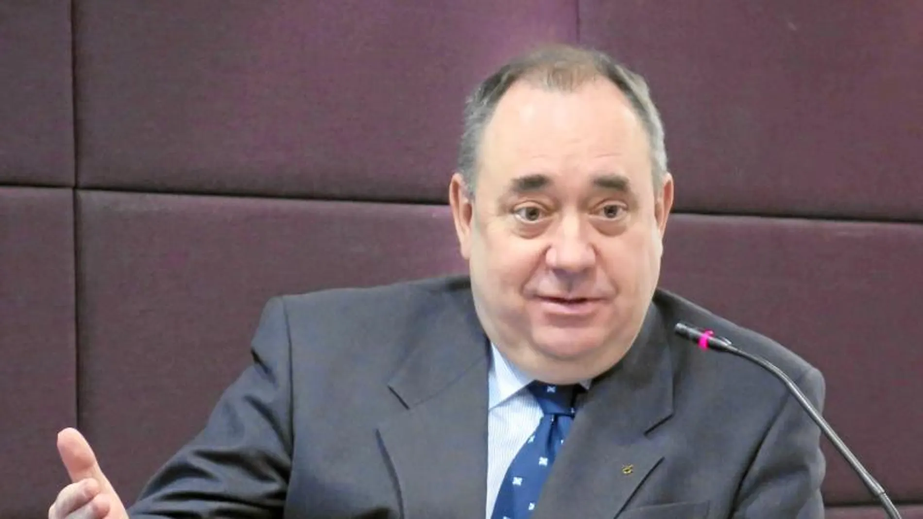 GRA168. LONDRES (R.UNIDO), 16/01/2013.- El ministro principal escocés, el nacionalista Alex Salmond, durante su intervención en la Asociación de la Prensa Extranjera, en Londres, donde defendió la necesidad de que una Escocia independiente "remedie"la "deficiencia democrática"del Reino Unido, que carece de una ley fundamental escrita. EFE/Guillermo Ximenis