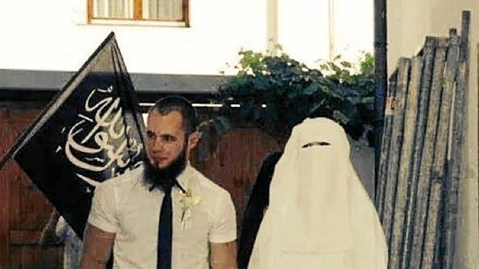 Un combatiente del EI durante la ceremonia junto a su futura esposa