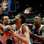 El ala-pívot del Real Madrid Felipe Reyes entra a canasta ante los jugadores de FC Bayern Munich Chevon Troutman (i) y Deon Thompson