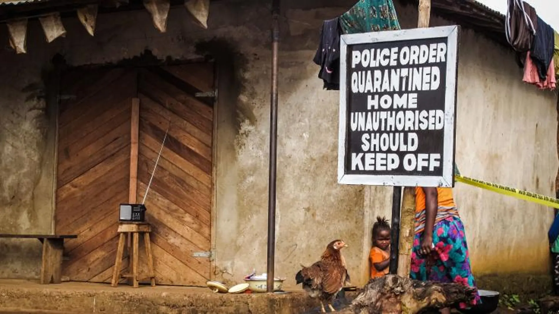 Imagen de archivo de octubre del pasado año, de un cartel advirtiendo de la cuarentena, en Port Loko, Sierra Leona