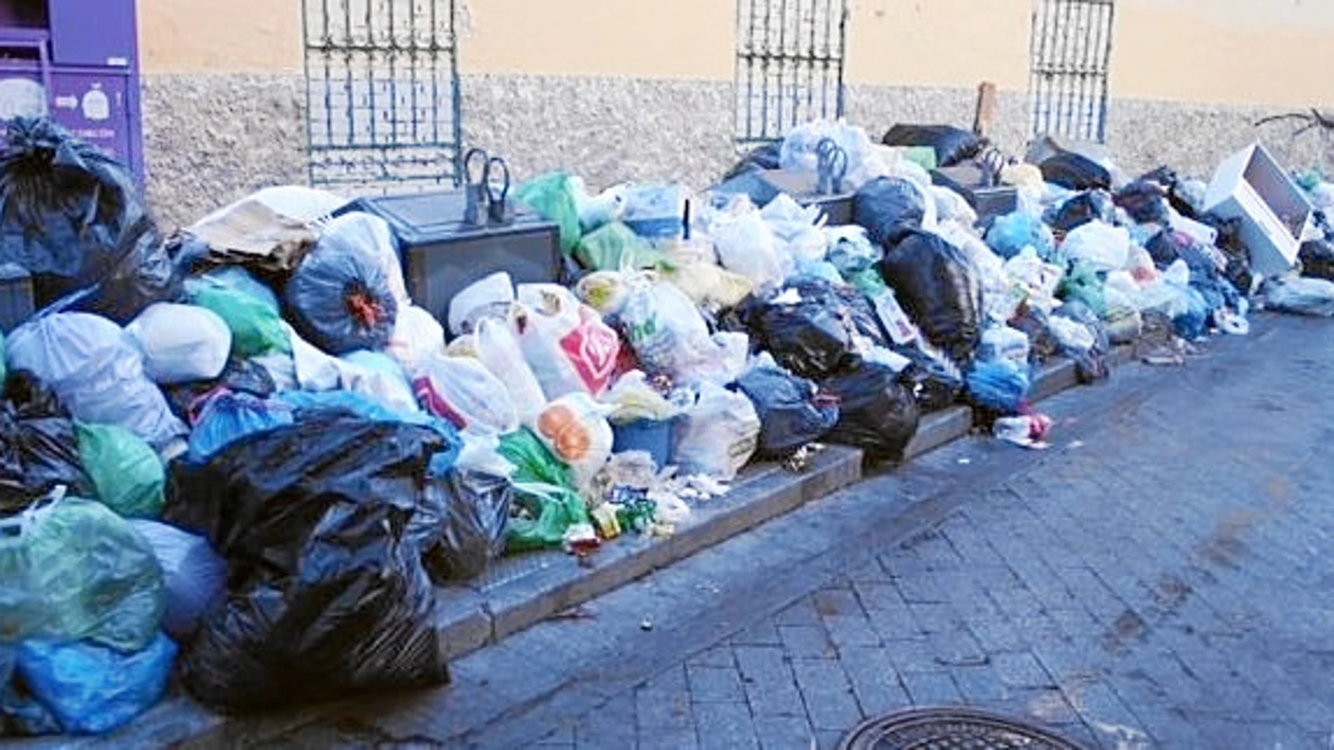 Los vecinos de Alcorcón llevan ya diez días sufriendo la huelga de recogida de basuras