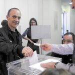 Josu Juaristi, cabeza de lista de EH Bildu, ayer votando en Azkoitia