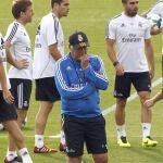 El entrenador italiano del Real Madrid, Carlo Ancelotti, debe poner orden en el caos post derbi