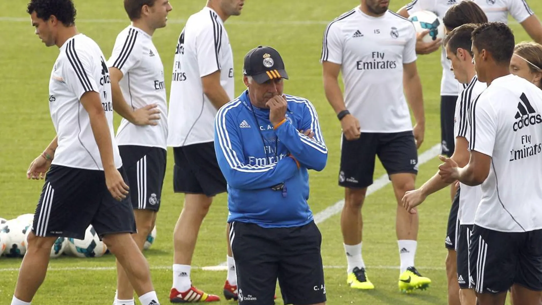 El entrenador italiano del Real Madrid, Carlo Ancelotti, debe poner orden en el caos post derbi