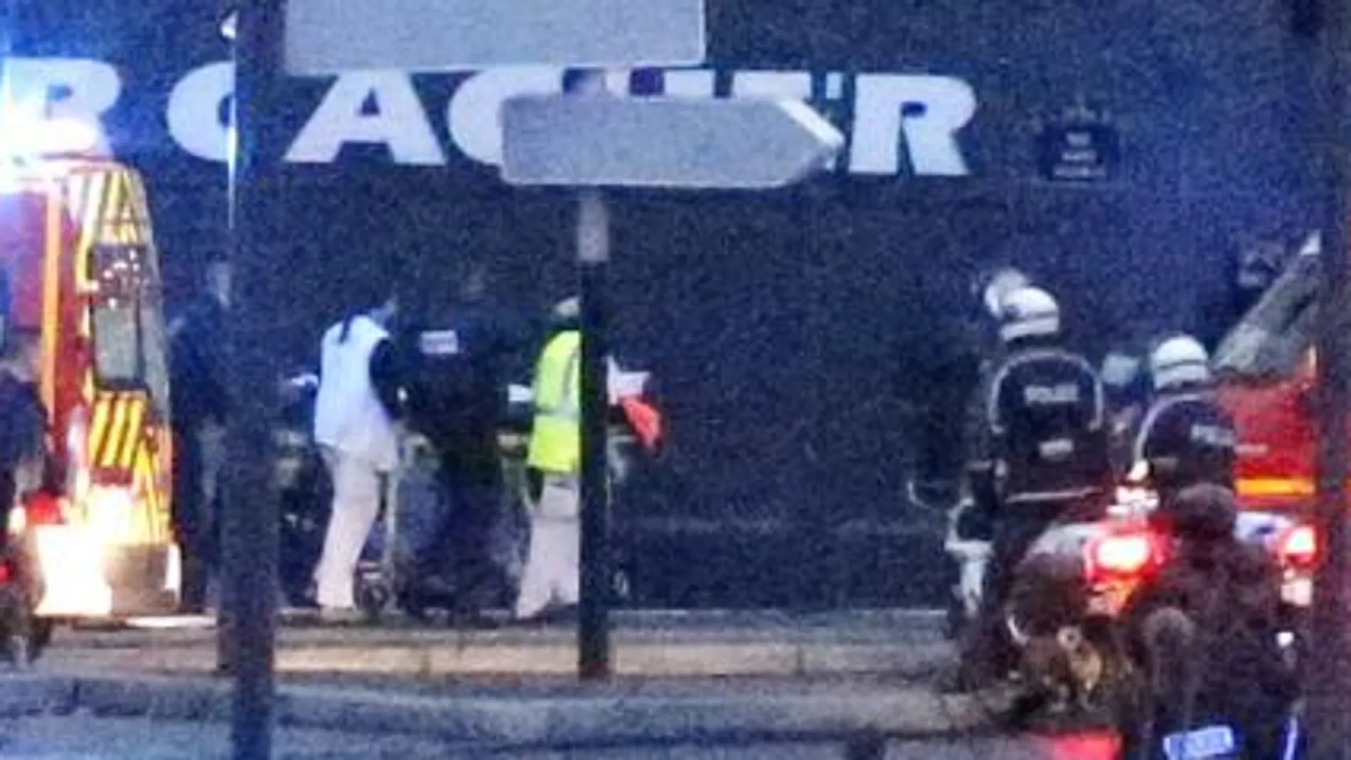 Dos asaltos simultáneos acaban con las dramáticas tomas de rehenes de París