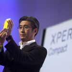 Kunimasa Suzuki, presidente de Sony Mobile Communications, compara el tamaño del Xperia Z1 con el Xperia Z1 Compact