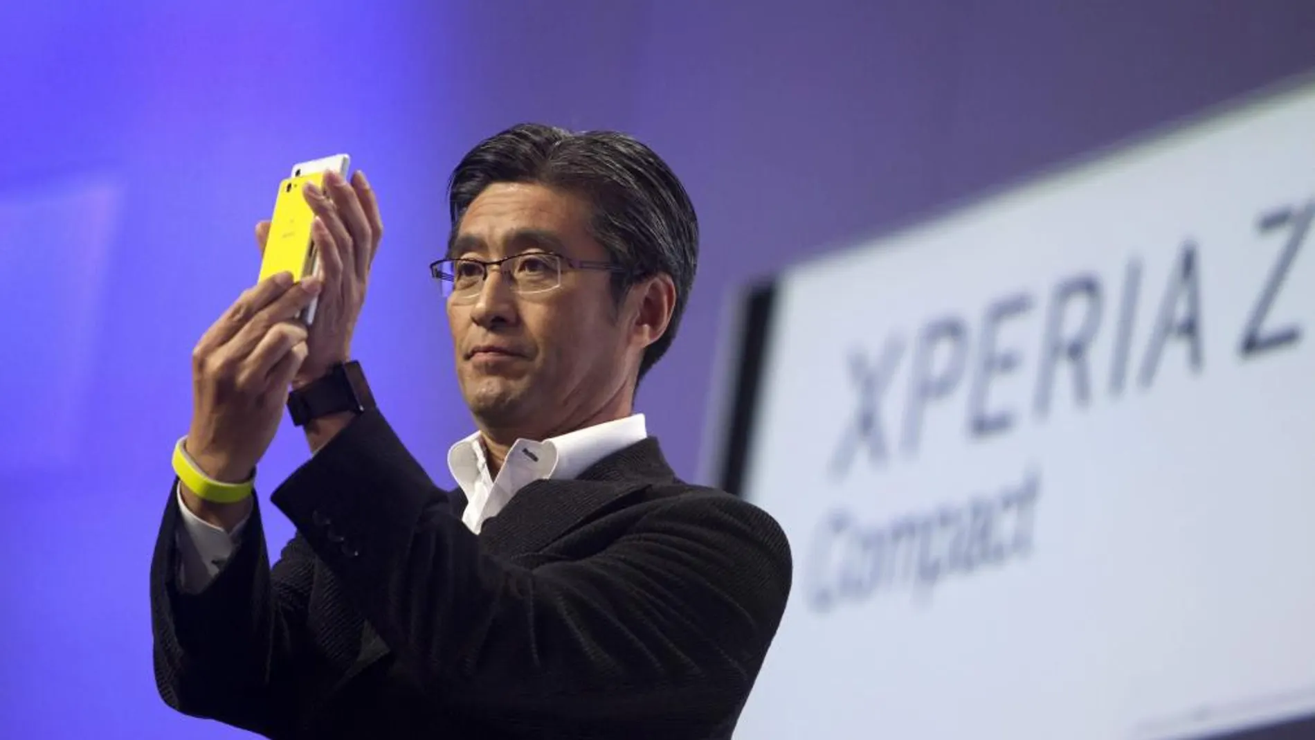 Kunimasa Suzuki, presidente de Sony Mobile Communications, compara el tamaño del Xperia Z1 con el Xperia Z1 Compact