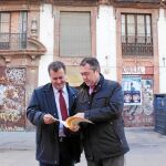Espadas y el concejal Cabrera, delante del edificio de la Encarnación