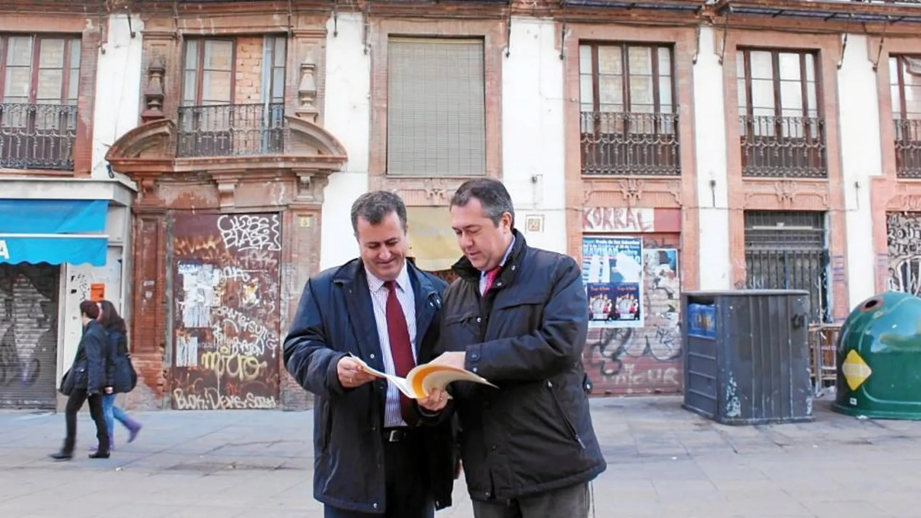 Espadas y el concejal Cabrera, delante del edificio de la Encarnación