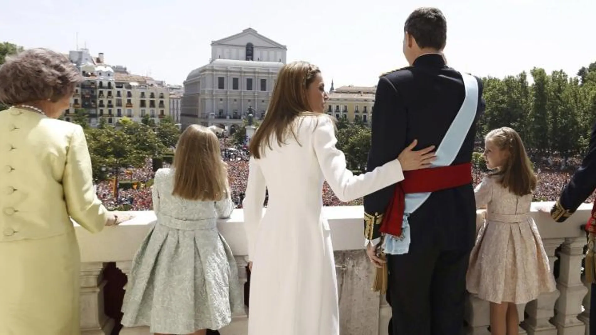 La Familia Real a los españoles congregados en la Plaza de Oriente