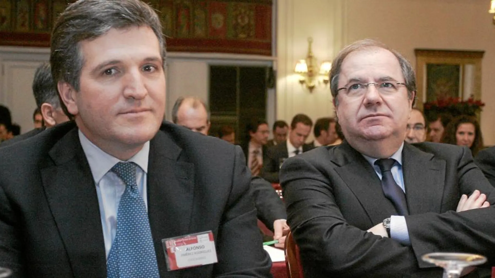 El presidente de la Junta, Juan Vicente Herrera, y el nuevo presidente de la asociación Empresa Familiar de Castilla y León, Alfonso Jiménez
