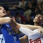 El jugador del Real Gustavo Ayón, y el pívot Goran Huskic del Gipuzkoa Basket,