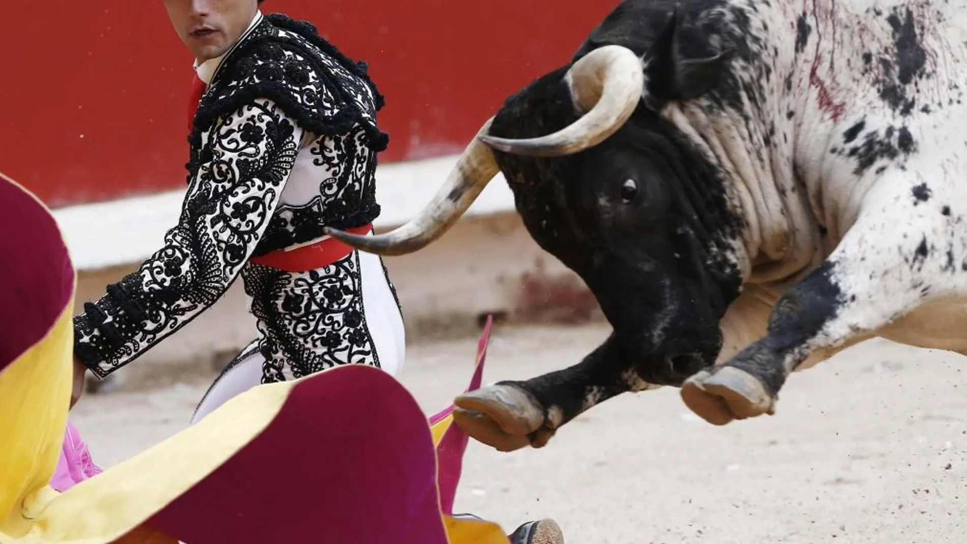 Miguel Abellán en el saludo a uno de sus toros en Pamplona