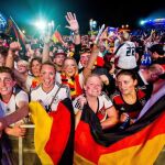 Hinchas alemanes celebran la victoria de su selección.