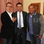 El padre de Neymar, el presidente del Barcelona, Josep Maria Bartomeu, y el agente que gestionó el fichaje del jugador brasileño, Wagner Ribeiro, cenaron el lunes en un restaurante de Barcelona