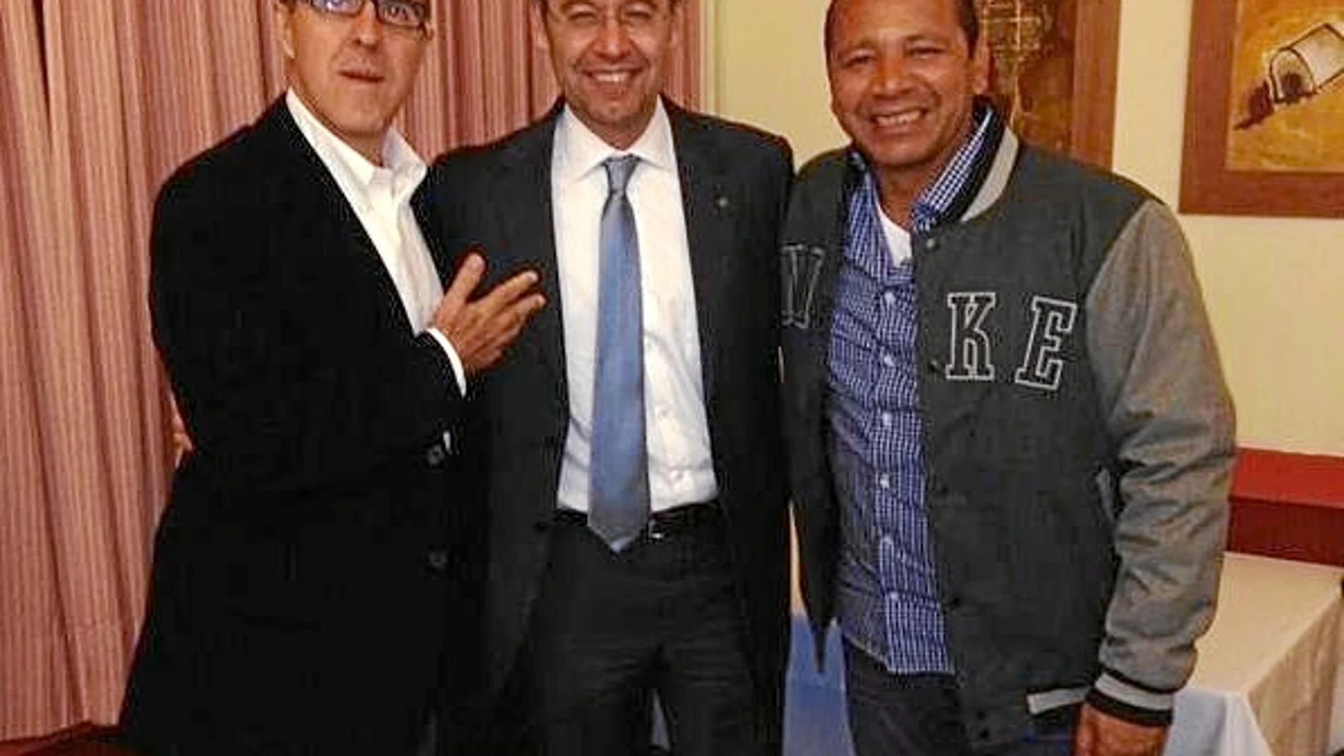 El padre de Neymar, el presidente del Barcelona, Josep Maria Bartomeu, y el agente que gestionó el fichaje del jugador brasileño, Wagner Ribeiro, cenaron el lunes en un restaurante de Barcelona