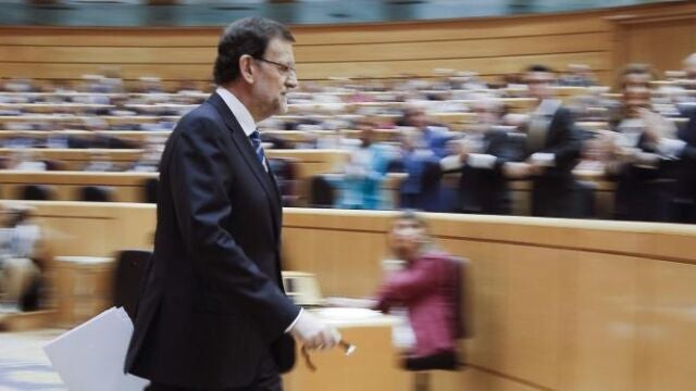 El presidente del Gobierno, Mariano Rajoy, se dirige a su escaño tras comparecer ante el pleno del Congreso con el objeto de ofrecer su versión del caso Bárcenas