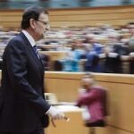 El presidente del Gobierno, Mariano Rajoy, se dirige a su escaño tras comparecer ante el pleno del Congreso con el objeto de ofrecer su versión del caso Bárcenas