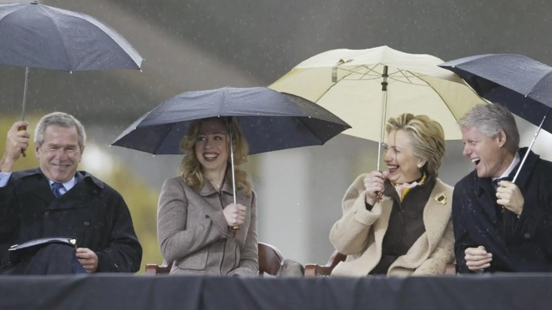 George W. Bush, Chelsea Clinton, Hillary y Bill Clinton, en una imagen de 2004.