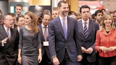 Don Felipe y doña Letizia visitan el expositor de Castilla y León acompañados por la consejera Alicia García, el ministro Soria y Álvarez del Manzano
