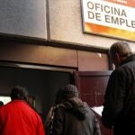 Rajoy mantendrá los 400 euros para los parados