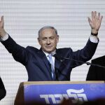 El primer ministro israelí, Benjamin Netanyahu, saluda a sus seguidores mientras pronuncia un discurso