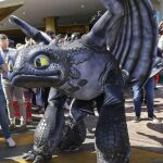 La figura de un dragón pasea por las calles de Cannes