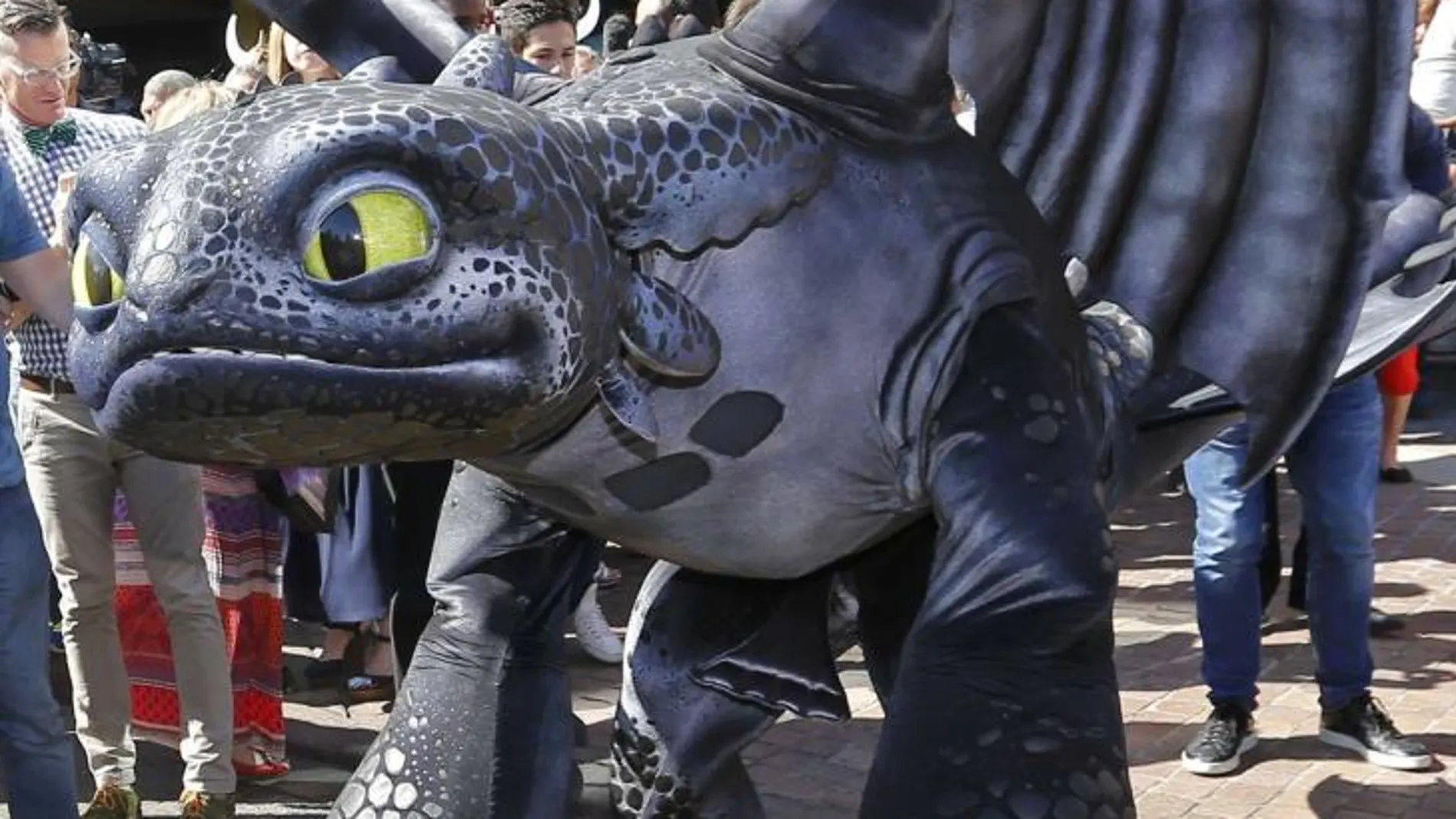 La figura de un dragón pasea por las calles de Cannes