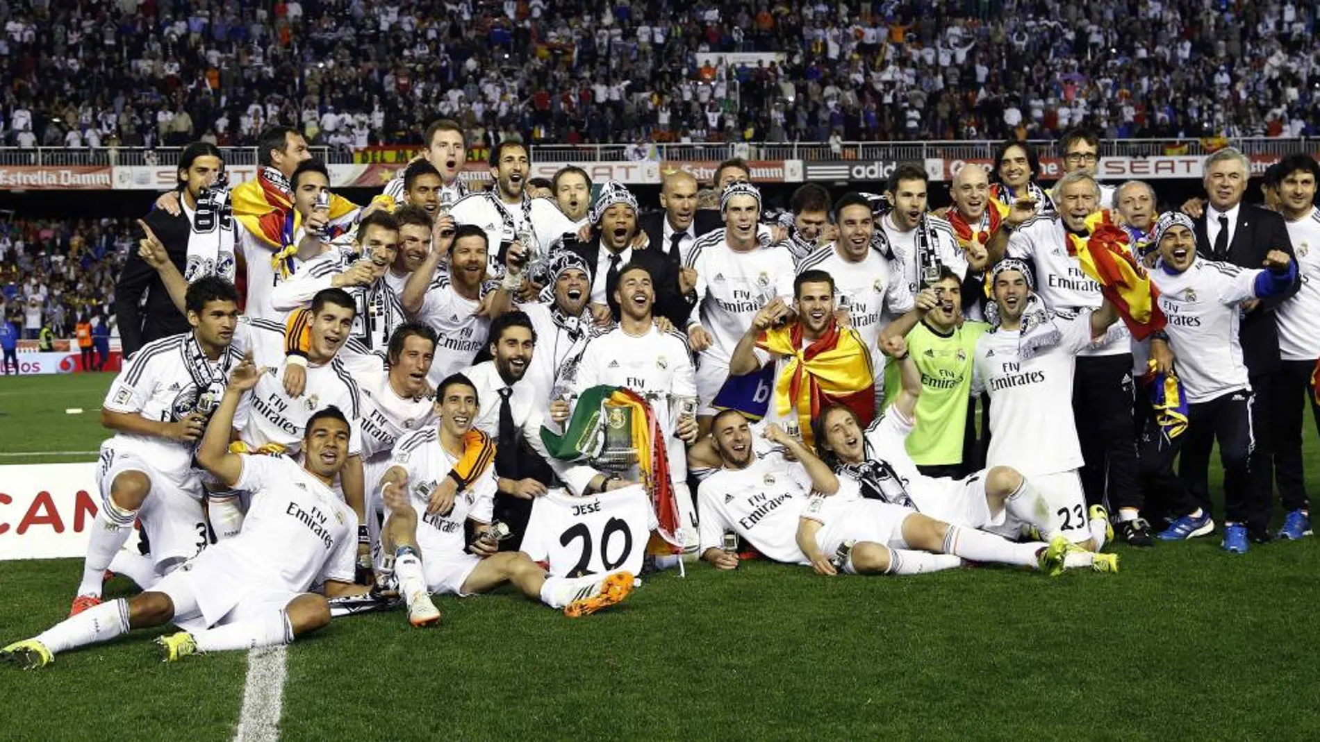 Los jugadores del Real Madrid con el trofeo de la Copa del Rey