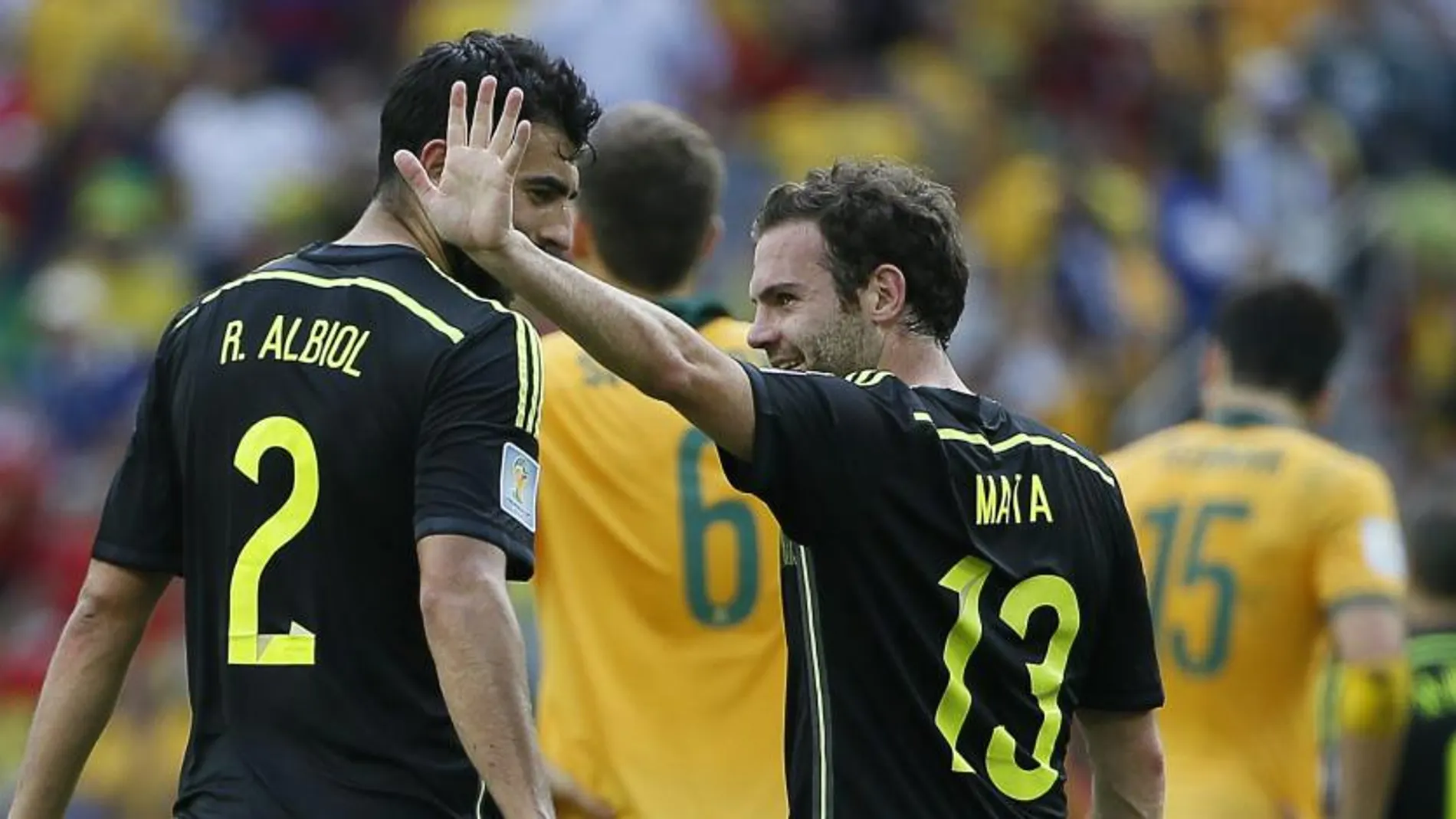 Juan Mata celebra un gol con la selección
