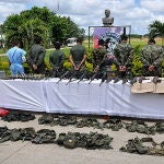 Guerrilleros de las FARC detenidos por matar al menos a 15 militares en el departamento de Arauca (Colombia)..